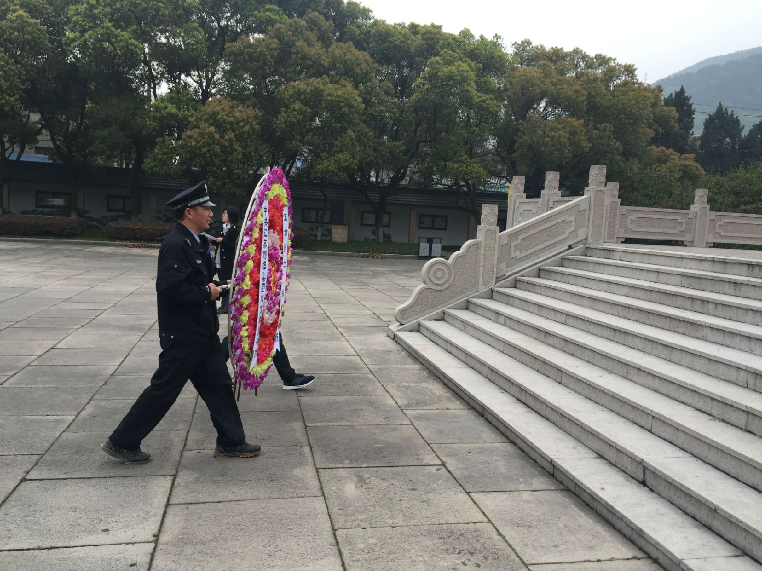 劉潭服裝加工廠敬獻(xiàn)花圈